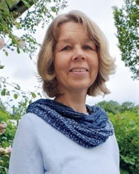 Frau mit halblangen blonden Haaren